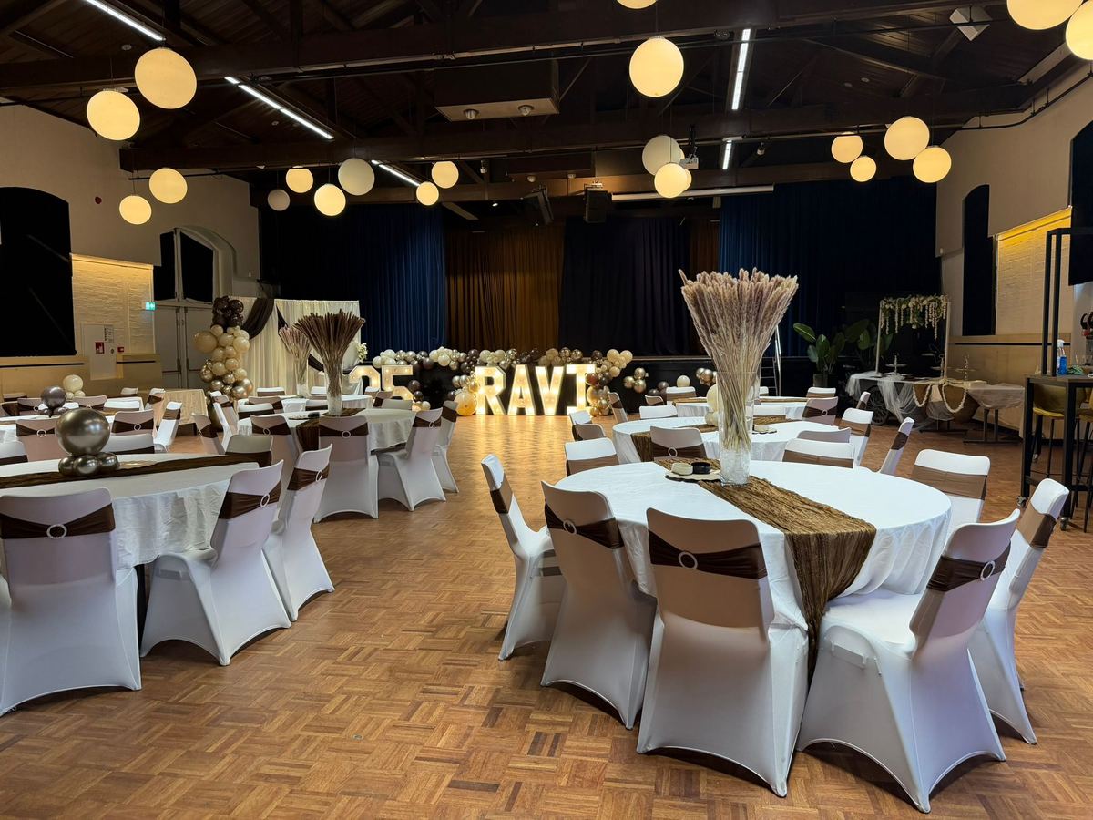 Glamour-aankleding in champagne en bruin met lichtletters